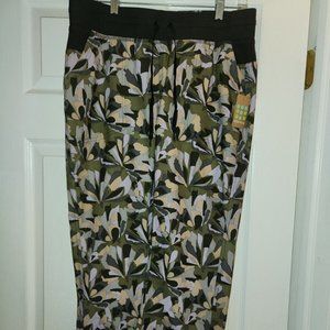 NWT Title Nine Capri Ankle Hiking Pants Floral Camo Size Medium